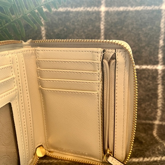 Michael Kors Wallet - Picture 4 of 6